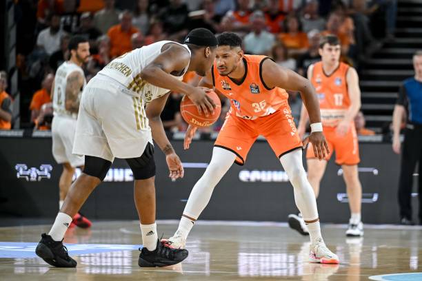 球队凭借坚 球队凭借坚